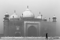La mosquée à gauche du Taj Mahal