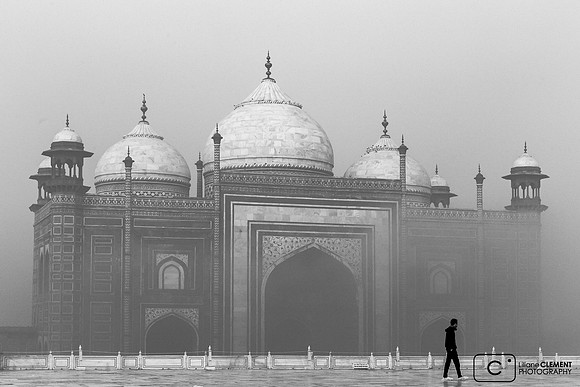 La mosquée à gauche du Taj Mahal