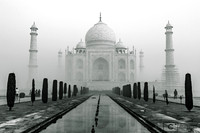 Le Taj Mahal se reflétant dans le plan d'eau