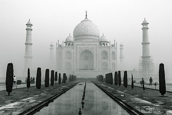 Le Taj Mahal se reflétant dans le plan d'eau