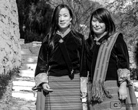 Jeunes femmes en habit traditionnel (Kira) allant au Dzong deTrongsa