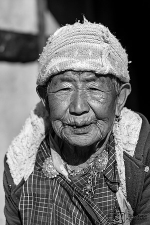 Femme dans le village d'Ingo près de Haa