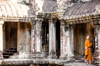 Moine à la bibliothèque d'Angkor Wat