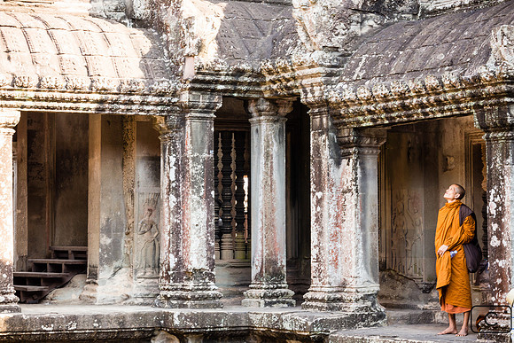 Moine à la bibliothèque d'Angkor Wat