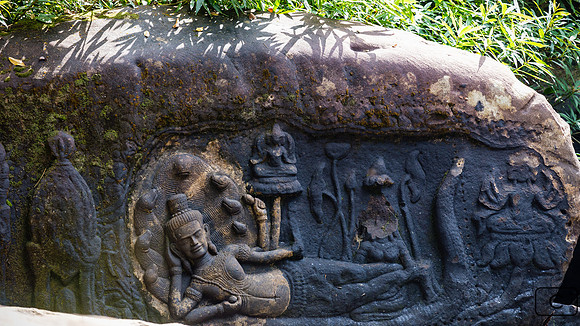 Vishnu dans la Rivière Sacrée aux mille lingams
