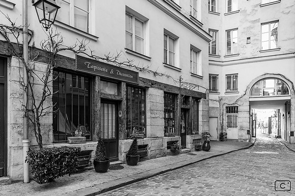 Cour Damoye datant de 1780 avec ses boutiques de tapisserie