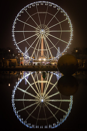 Reflet de la grande roue dans le bassin des Tuileries