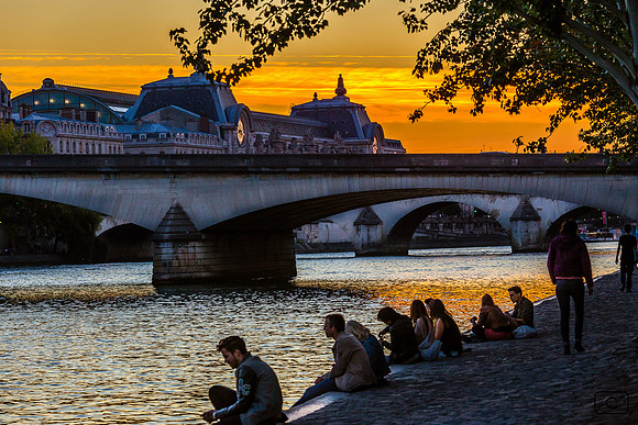 Flanerie des Parisiens sur les quais
