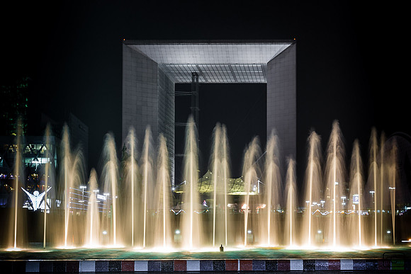 Jets d'eau devant la Grande Arche