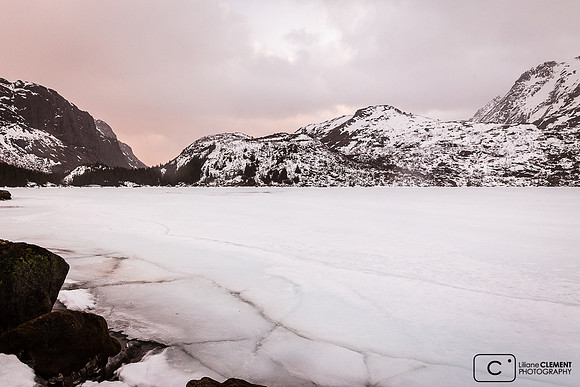 Lac gelé de Storvatnet près de Nusfjord
