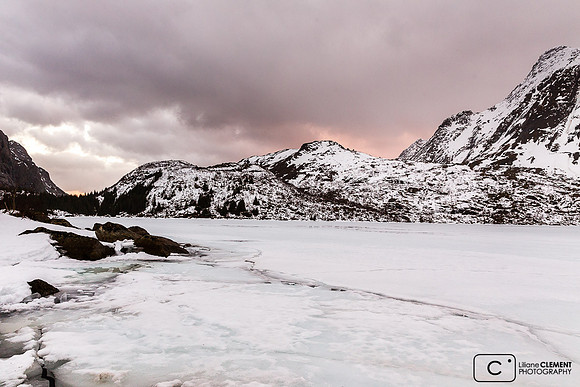 Lac gelé de Storvatnet près de Nusfjord
