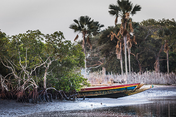 Pirogue au bord d'un village