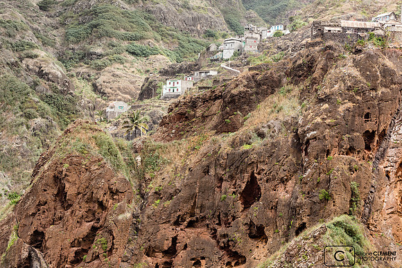 Villages accrochés à la roche volcanique