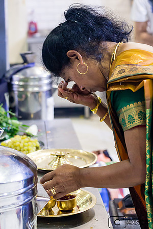 On s'orne le front du bindi symbole de la force divine