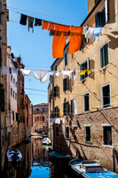 Linge séchant entre les immeubles d'une rue dans le ghetto