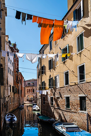 Linge séchant entre les immeubles d'une rue dans le ghetto