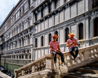 Gondoliers attendant le client