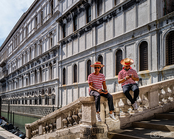 Gondoliers attendant le client