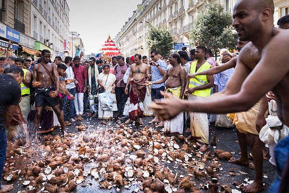 On fracasse les noix de coco