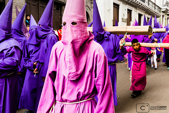 Cucurucho durant la procession de Pâques, Quito Equateur