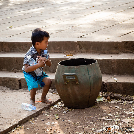 Petit garçon faisant les poubelles à Battambang