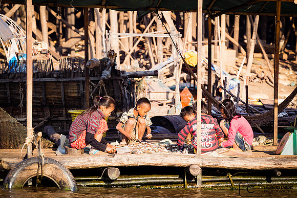 Enfants préparant le poisson à Kompong Kleang