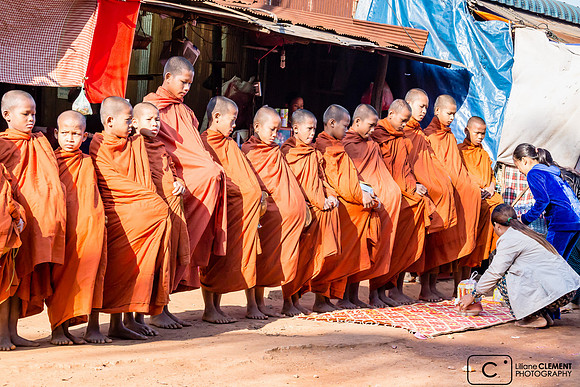 Moinillons demandant l'aumône à Kompong Kleang
