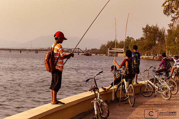 On pêche à Kampot au coucher du soleil