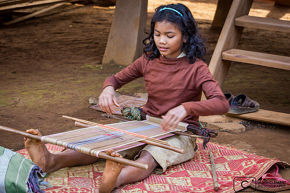 Petite fille Bunong tissant une écharpe (Mondolkiri)
