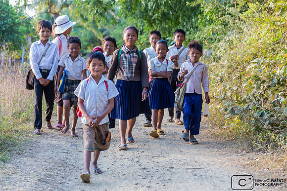 Nous nous pressons vers l'école du village, Koh Phadao