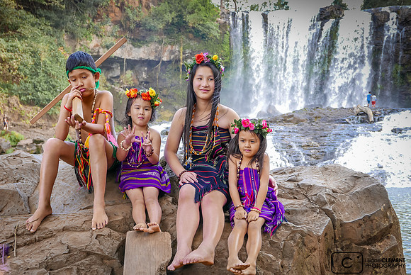 Enfants Bunong en costume traditionnel pour le pique-nique à la cascade