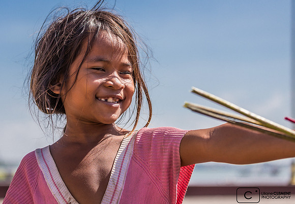 Jeune vendeuse d'offrande à Phnom Pehn