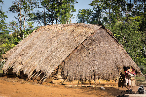 Maison Bunong très près du sol appelée maison tortue
