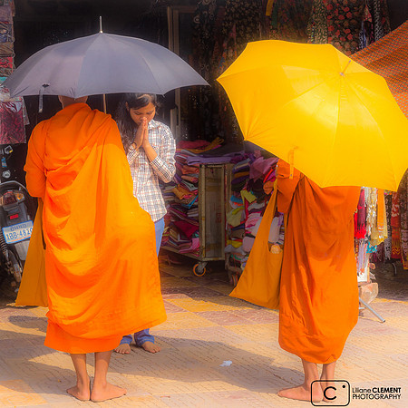 Moines faisant l'aumône à Kampot