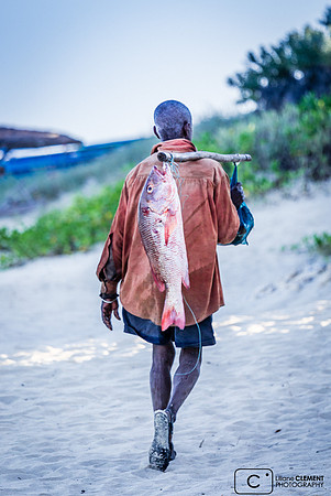Pêcheur vendant son poisson aux hotels à Anakao