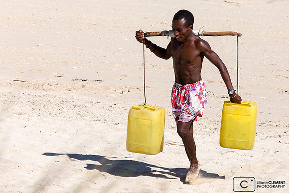 Anakao est ravitaillé en eau par les pirogues, puis l'eau est transportée à dos d'homme
