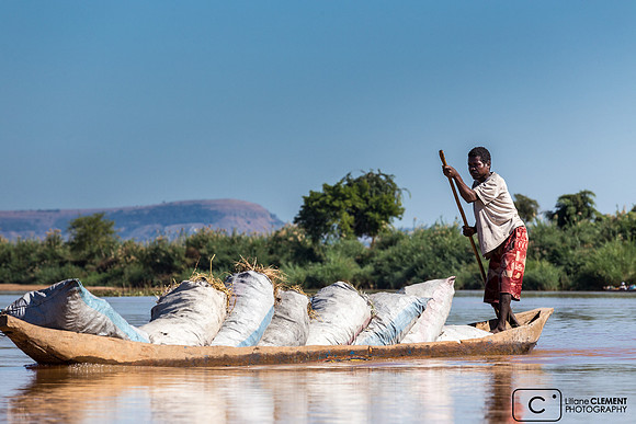 Transport du charbon de bois en pirogue sur la Tsiribine