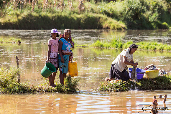 A Ambatofinandrahana, on fait la lessive, on se lave et on prend l'eau dans cette rivière