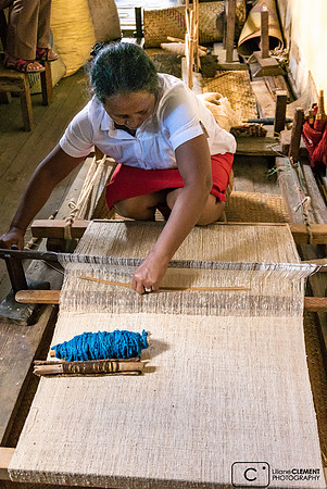 Tissage d'une écharpe en soie sauvage à Sandrandahy