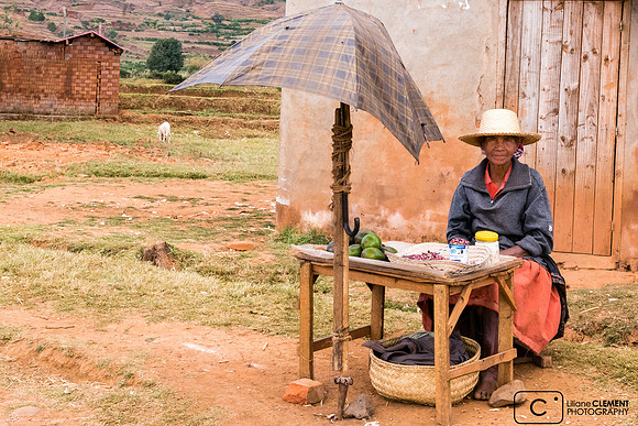 Une femme vend sa production  dans un village près de Betafo