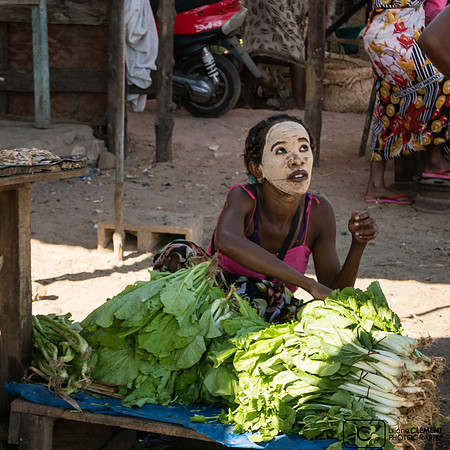 Vente de légumes sur le trottoir à Mahajunga