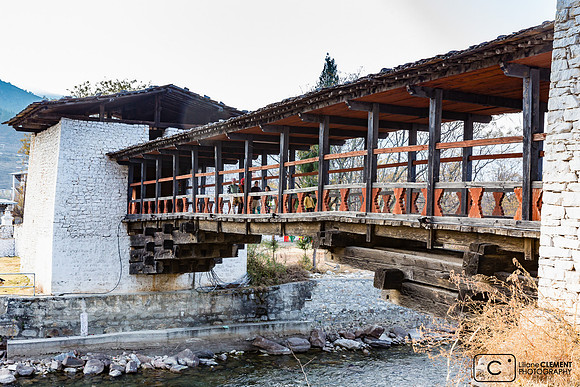 Pont traditionnel accédant au Dzong