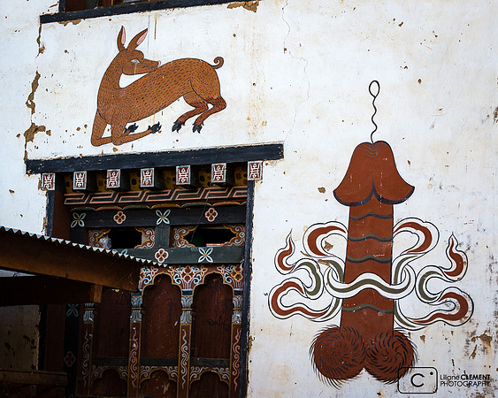 Sur les murs d'une maison à Chhi-Med Lhakhang