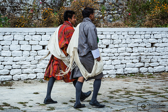 Trongsa: 2 jeunes bhoutannais en habit traditionnel