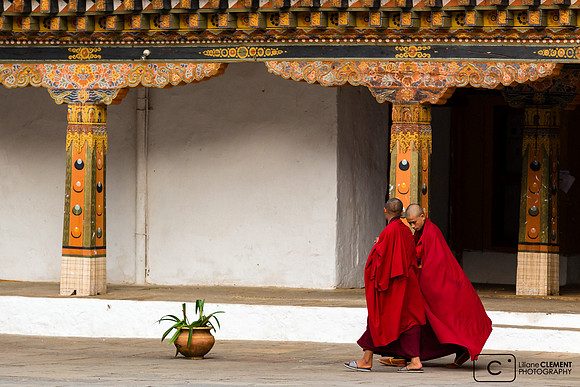 Moines dans Dzong de Timphu Bhoutan