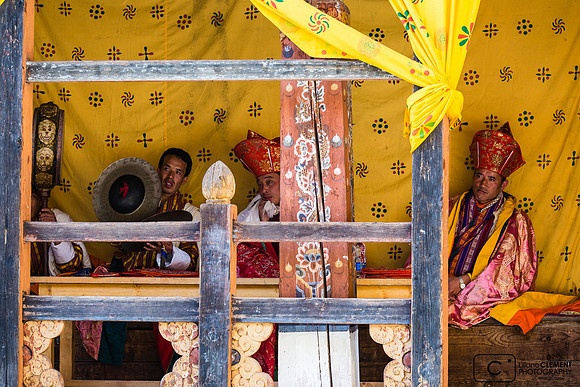 Trongsa: trompes et cymbales jouées par les moines