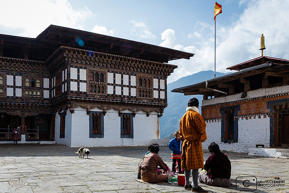 Trongsa: les pélerins pique-nique dans une des cours du Dzong