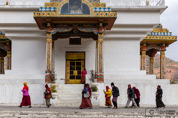 Bhoutannais tournant autour du Memorial Chorten à Timphu