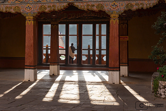 Dans une cour du Dzong