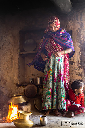 Femme dans sa cuisine à Narlay
